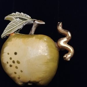 🍏🍎 Adorable vintage 1970's apple pin